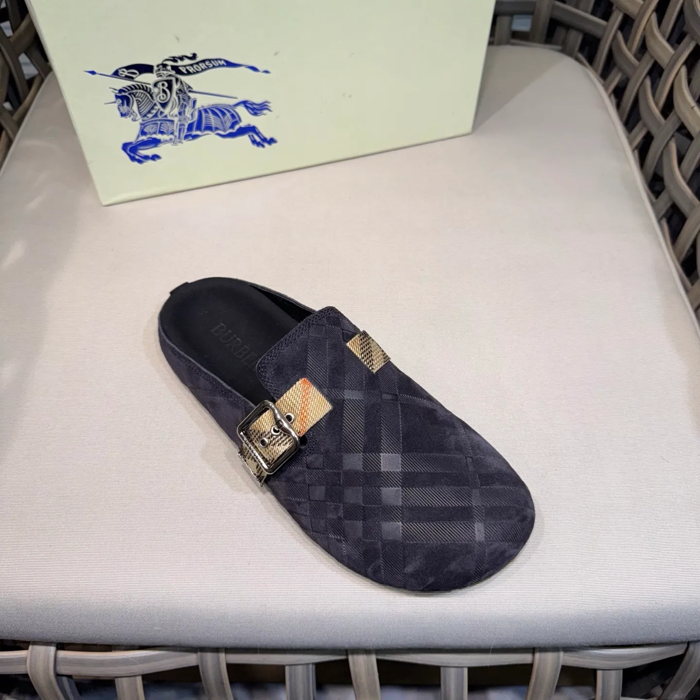 Men's Men's Shoes 💰360 [New Style] 🐝🐝Burberry New Burberry - Men's Checked Leather Urchin Half-Flop Sandal Made of soft suede cowhide and calfskin, these half-flop sandals feature an adjustable B-shaped buckle strap and are decorated with the signature sand-colored Burberry check in jacquard worsted. The upper wraps around the midsole and is paired with a sole made of the same upper material with an embossed logo on the heel and a wavy rubber outsole embellished with the Burberry lettering. Fashionable and casual! Comes with full set of original packaging dust bag! Code number: 39-40-41-42-43-44 standard code (38/45 can be customized and returns and exchanges are not supported)